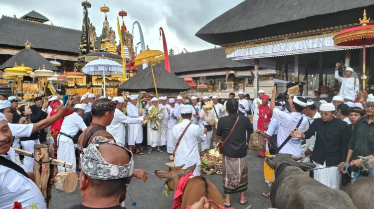Prosesi Mapepada di Pura Agung Besakih Berlangsung Khidmat