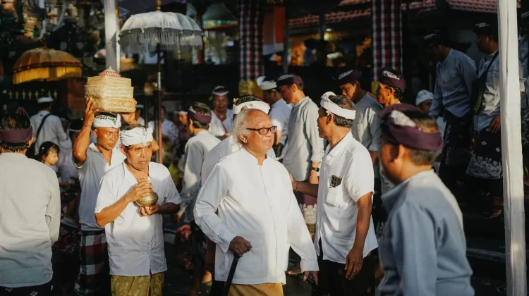 Kewajiban Adat di tengah Kesibukan Kerja