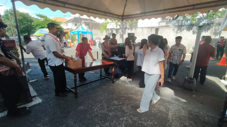 Ribuan Umat Kristiani Ikuti Misa Kamis Putih di Gereja Katedral Denpasar
