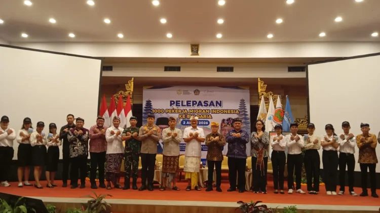 Menteri P2MI Lepas Ribuan Calon PMI Sektor Hospitality ke Bulgaria