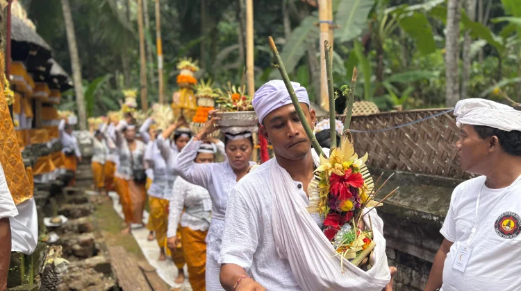 Dadia Dukuh Pulasari Selumbung Laksanakan Karya Agung Gunakan Tirta dari 32 Pura