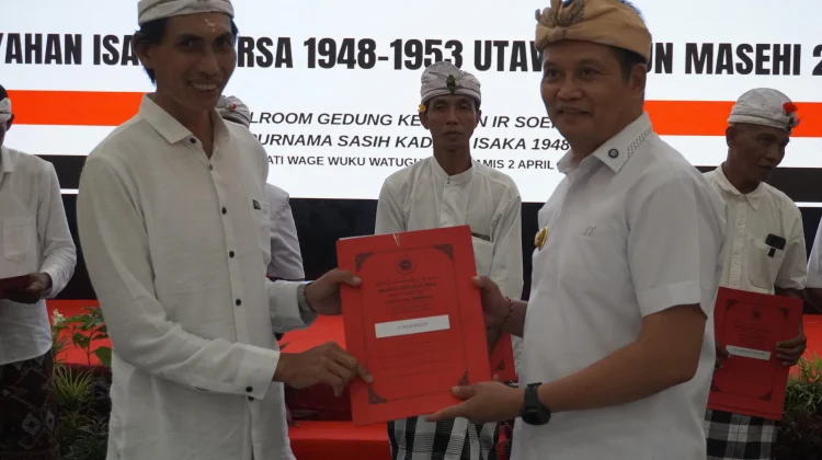 Bupati Kembang Lantik Tujuh Prajuru Desa Adat di Jembrana