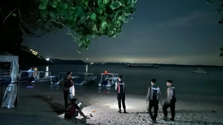 Patroli Malam di Pesisir Toyapakeh, Polsek Nusa Penida Jaga Situasi Tetap Kondusif