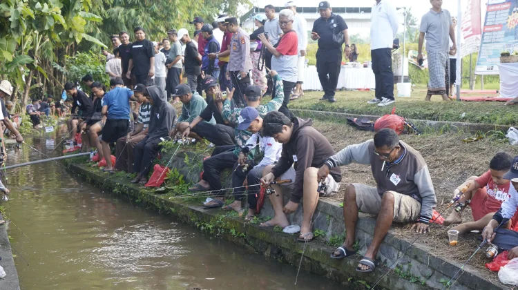 Bupati Satria Buka Lomba Mancing Air Deras di Desa Adat Pau