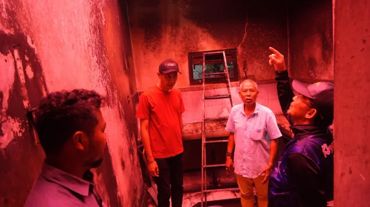 Bupati Satria Hadir Beri Semangat dan Bantu Korban Kebakaran di Banjar Sengguan