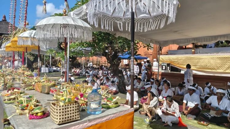 Saraswati Puja di Pura Agung Jagatnatha Ramai Pemedek