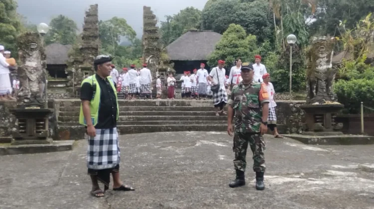 Babinsa Wongaya Gede Amankan Mendak Tirta di Pura Batukaru dan Puncak Kedaton