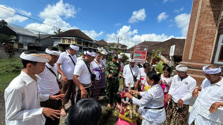 Babinsa Jegu Gelar Persembahyangan Saraswati di Kantor Desa Jegu Tabanan