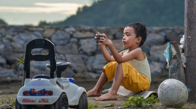 Media Sosial dan Anak: Teman Bermain atau Sumber Masalah saat Libur?