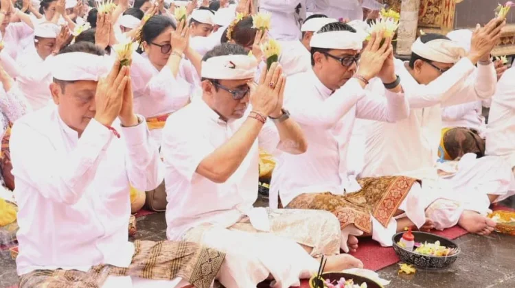 Pemkot Denpasar Ngaturang Bhakti Penganyar di Pura Agung Besakih