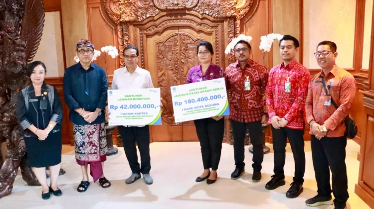 Wali Kota Jaya Negara Salurkan Santunan JKK BPJS Ketenagakerjaan