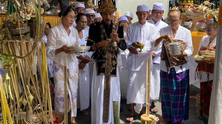 Bupati Klungkung Hadiri Upacara Bhuta Yadnya Caru Lebur Gangsa Nawa Gempang