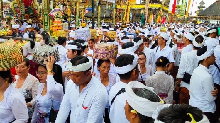 Pagerwesi, Ribuan Pamedek Padati Pura Ulun Danu Batur