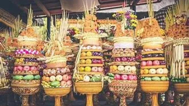 Banten Mengandung Simbol-simbol Suci