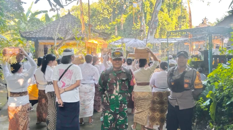 Babinsa Beraban Amankan Pujawali Pura Puseh Kediri Tabanan