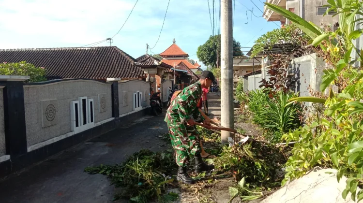 Babinsa Klungkung bersama Warga Gotong Royong Bersihkan Lingkungan