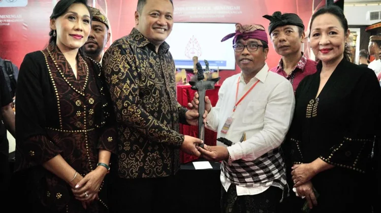 Bupati Bersama Ketua Dekranasda Gianyar Buka Pameran UMKM