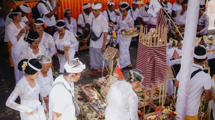 Pentingnya Menyesuaikan Pelaksanaan Adat dengan Kondisi Zaman