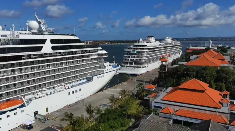 Duo Cruise Jumbo Sandar di Pelabuhan Benoa