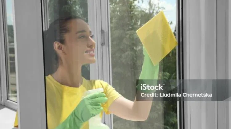 Perbedaan Kain Microfiber dan Lap Biasa dalam Membersihkan Kaca Rumah