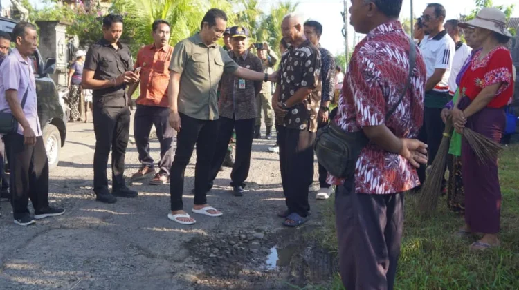 Segera Dihotmix, Bupati Kembang Tinjau Jalan Rusak di Baluk