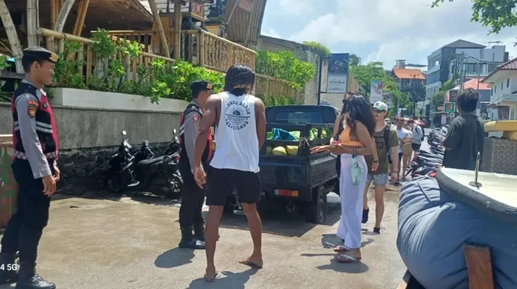 Polsek Kuta Utara Patroli Amankan Aktivitas Wisatawan di Pantai Berawa