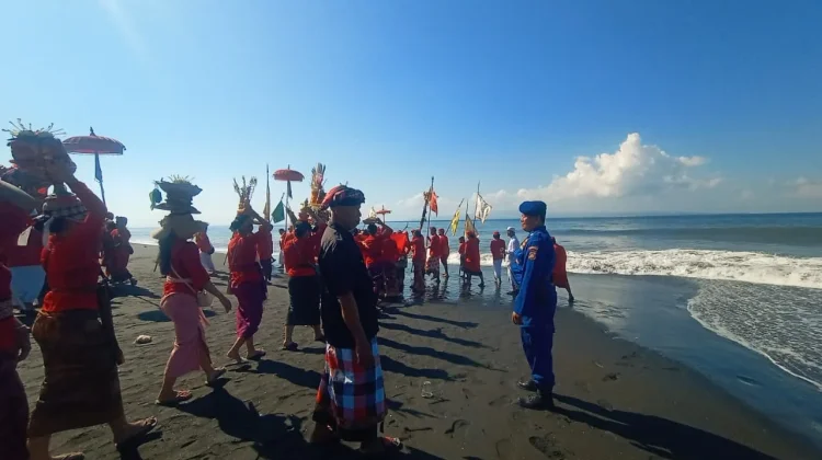 Polairud Polres Klungkung Amankan Kegiatan Keagamaan di Pantai Watu Klotok