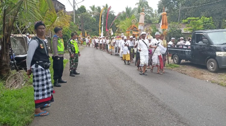 Babinsa Kawal Tradisi Melasti Wujud Pengabdian TNI di Tabanan