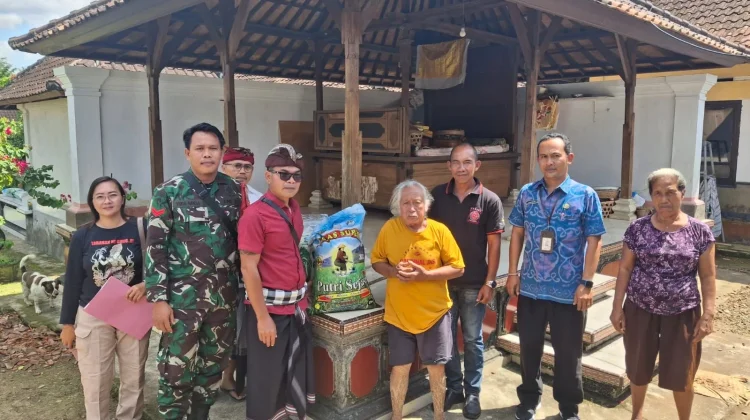 Babinsa Sesandan Bantu Distribusi Bantuan Korban Puting Beliung