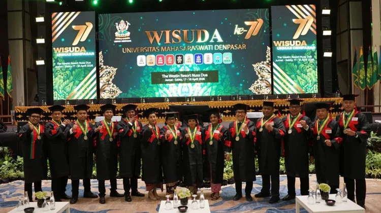 Ibu dan Anak Wisuda bersama di Unmas Denpasar, Raih Gelar Magister Hukum