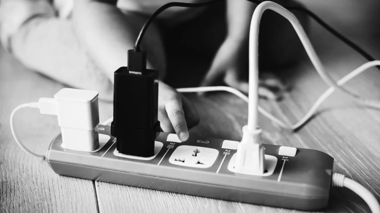 Evolusi Colokan Listrik: Dari Bohlam Lampu Hingga Standarisasi Global