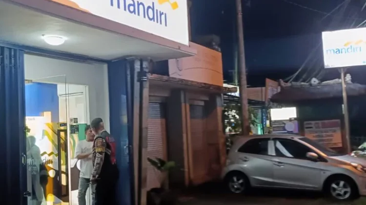 Patroli Malam Minggu, Polsek Abiansemal Sambangi Perbankan dan Jalur Sepi