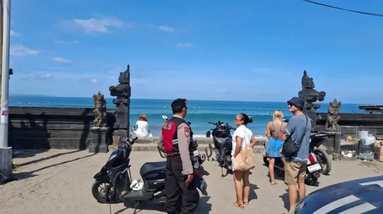 Polsek Kuta Utara Patroli Amankan Aktivitas Wisatawan di Pantai Batu Bolong
