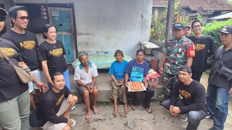 Babinsa Jegu Kawal Penyaluran Sembako untuk Warga Kurang Mampu