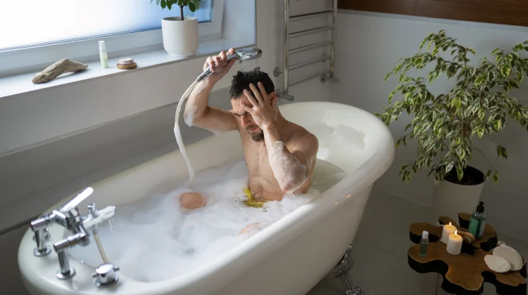 Gayung versus Shower: Mana yang Lebih Baik untuk Kesehatan dan Dompet Anda?