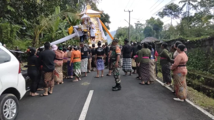 Wujud Sinergi TNI dan Rakyat, Babinsa Wongaya Gede Kawal Prosesi Upacara Ngaben