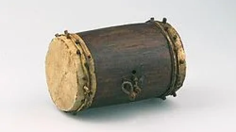 Tifa Alat Musik Tradisional Khas Indonesia Timur