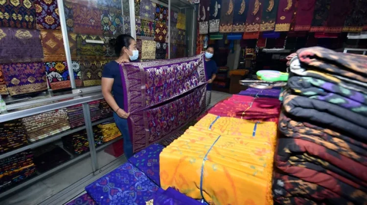Keterbatasan Bahan Baku Jadi Tantangan Perajin Songket di Bali