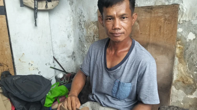 Belajar Autodidak, Miswar Tekuni Profesi Tukang Sol Sepatu