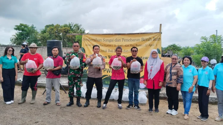 Danramil Kediri Bersama Warga Pulihkan Ekosistem Sungai Subak Senapahan