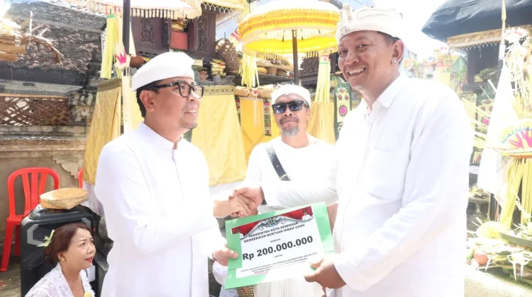 Wawali Kota Arya Wibawa Serahkan Hibah Karya Ngenteg Linggih