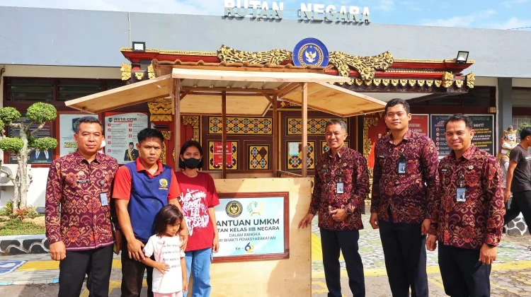 Rutan Negara Bantu Sembako dan Gerobak UMKM