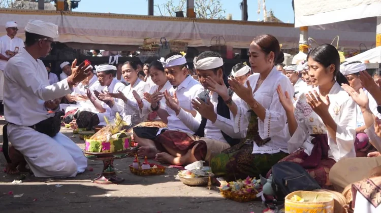 Pemkab Jembrana Laksanakan Bhakti Penganyar di Pura Agung Besakih