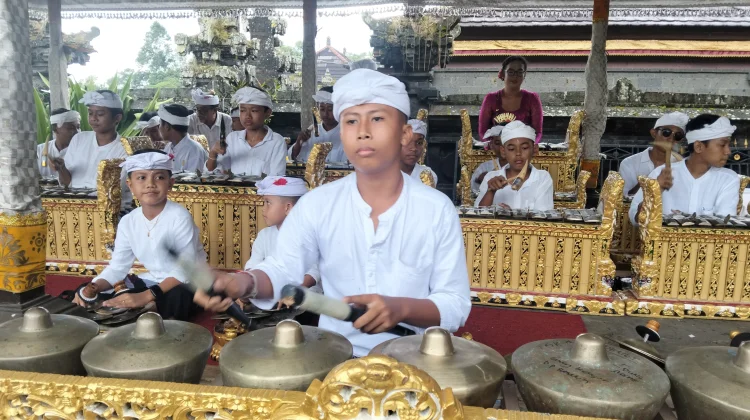 Sanggar Alit Sundari Ngayah di Pura Agung Besakih