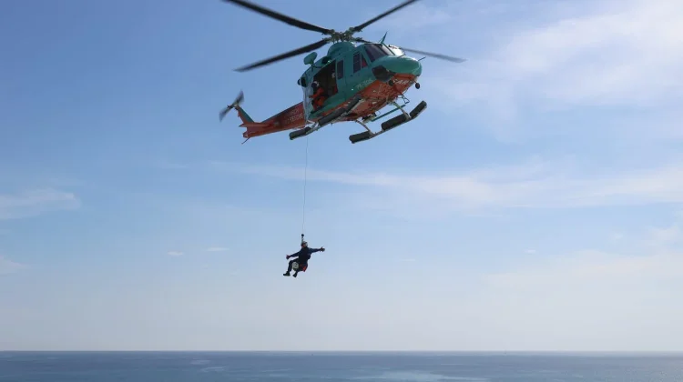 Dua WNA Rusia Terjebak di Tebing Pantai Cemongkak, Dievakuasi dengan Helikopter
