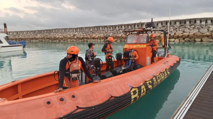Tim SAR Lakukan Pencarian Pemancing Terhempas Ombak di Pantai Kelingking