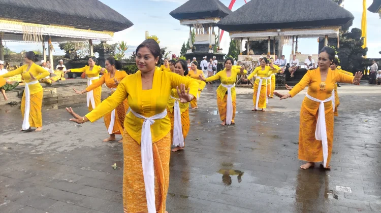 Wujud Bhakti Ibu-Ibu Sanggar Alit Sundari