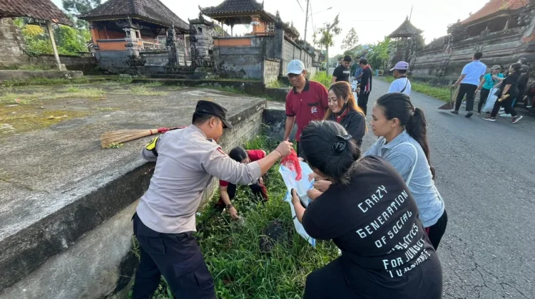 Bhabinkamtibmas Desa Bungbungan Ikuti Kerja Bakti, Dukung Gerakan Indonesia Asri