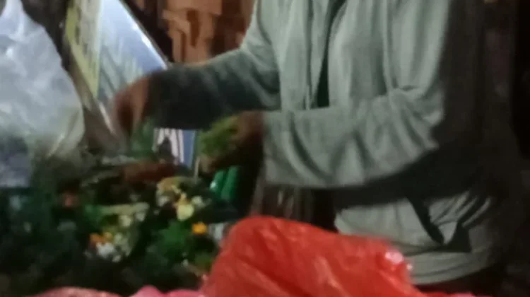 Perjuangan Penjual Canang di Pasar Kreneng