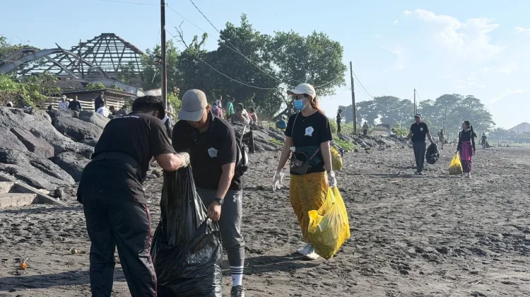 Puluhan Anggota Teja Murti Sisir Sampah di Pantai Padang Galak